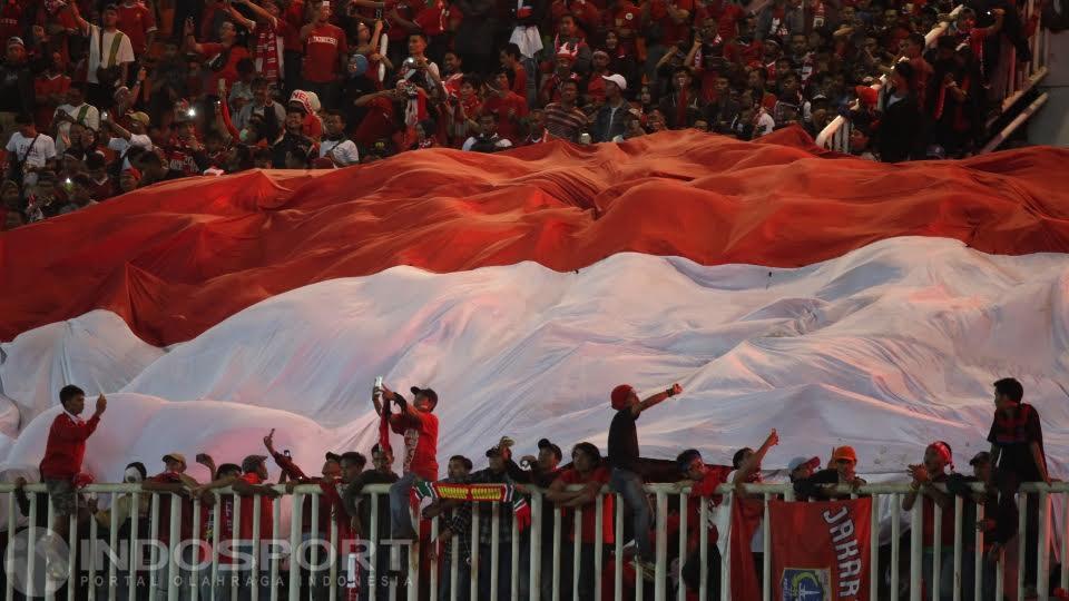 Suporter Timnas Indonesia kibarkan bendera Merah Putih di Stadion Pakansari, Bogor.
