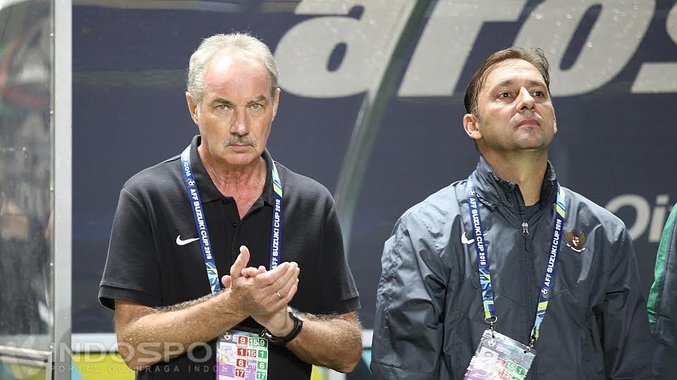 Pelatih Timnas Indonesia, Alfred Riedl (kiri) dan asisten pelatihnya.