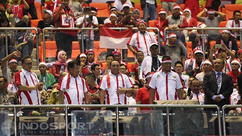 ketua umum PSSI, Edy Rahmayadi (kiri ke 3) dan Wakil Presiden, Jusuf Kalla (kiri ke 2).