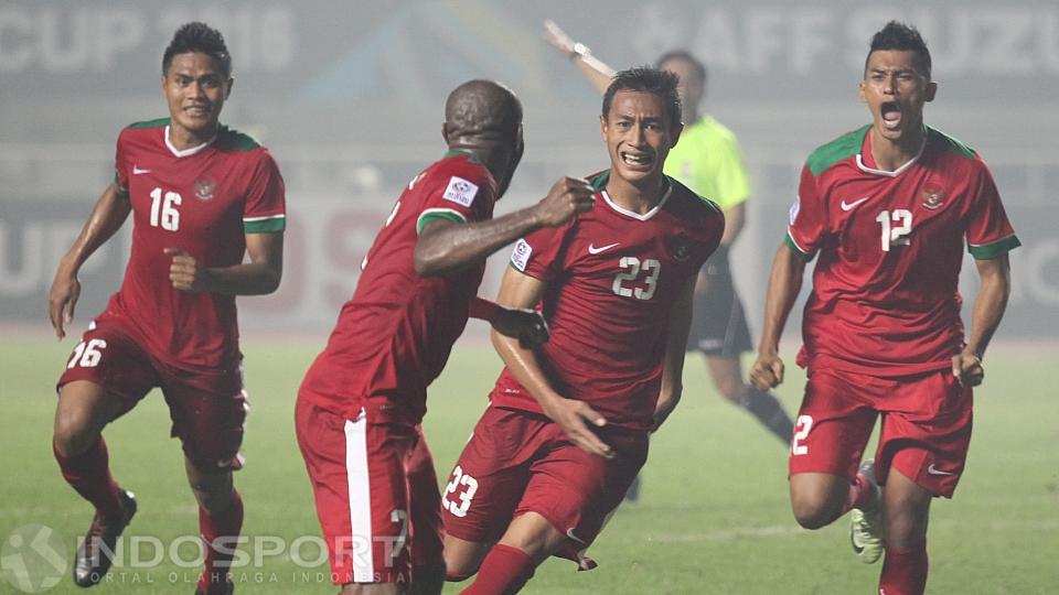 Iko%20Uwais%20dan%20tim%20beri%20dukungan%20kepada%20Timnas%20Indonesia%20di%20leg%20kedua%20final%20Piala%20AFF%202016.