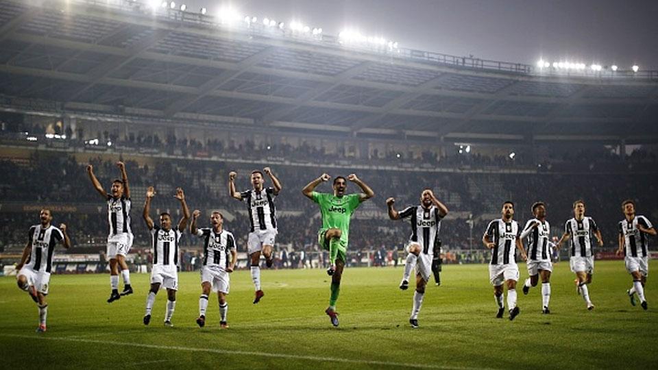 Para pemain Juventus melakukan selebrasi usai sukses mengalahkan Torino (11/12/16). - INDOSPORT