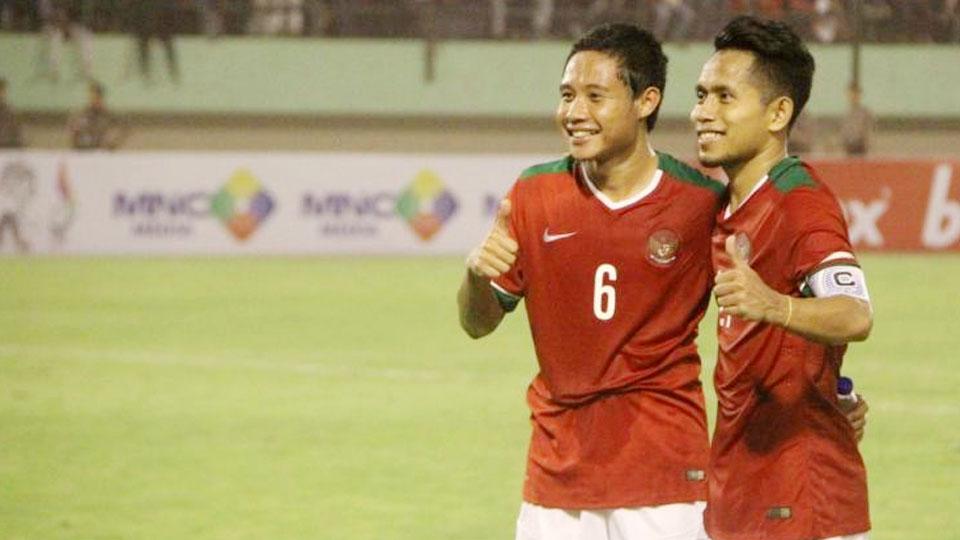 Andik Vermansah dan Evan Dimas foto bersama usai pertandingan. Copyright: fourfourtwo