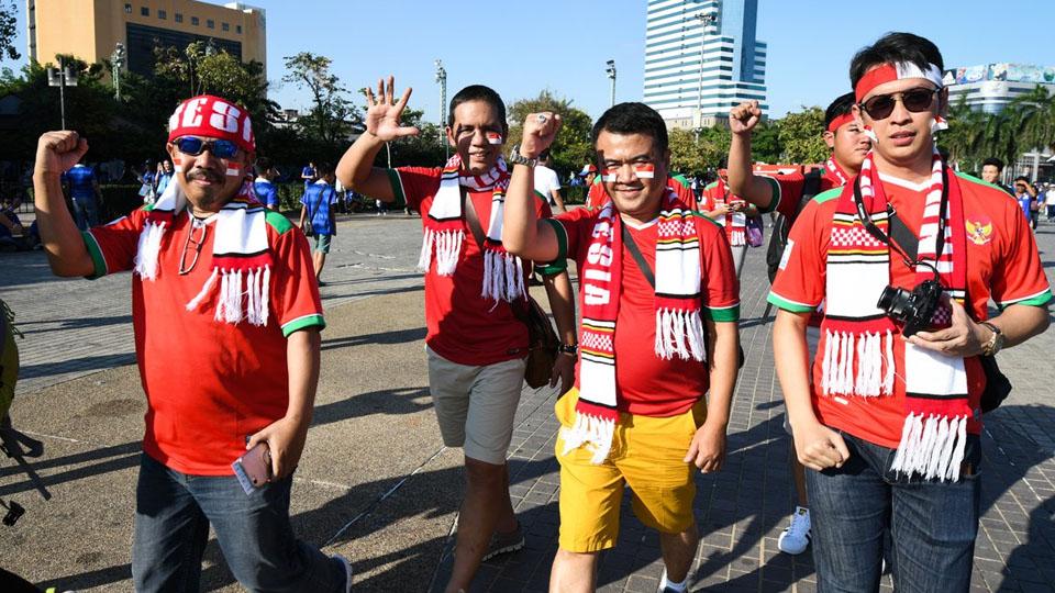 Suporter Indonesia bersemangat untuk dukung Timnas Indonesai pada Final Piala AFF di Stadion Rajamangala. Copyright: AFF Suzuki Cup