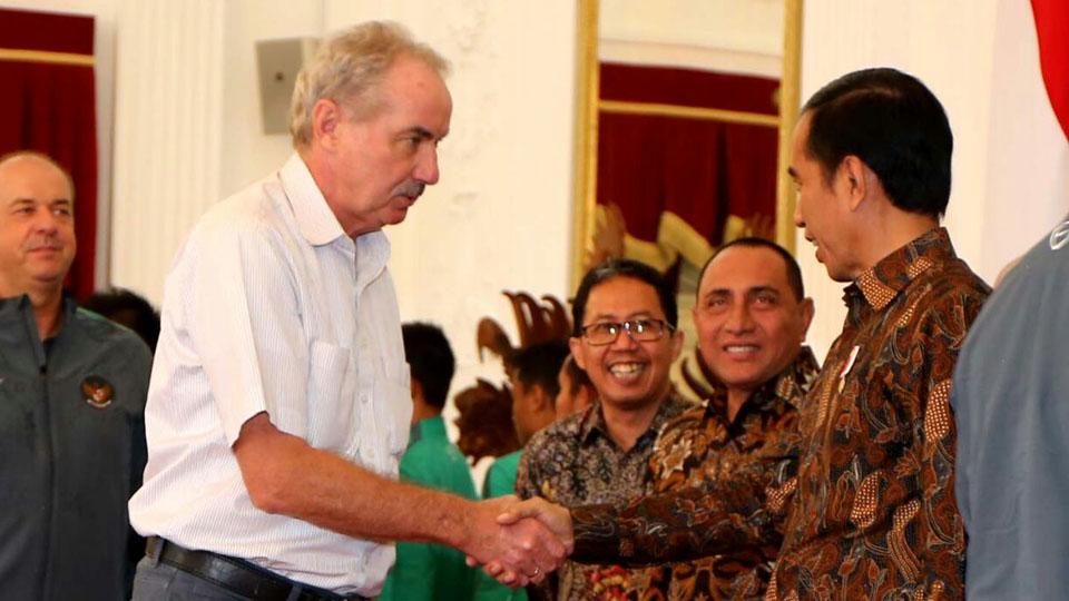 Pelatih Timnas Indonesia, Alfred Riedl disambut Presidena RI Joko Widodo. Copyright: KEMENPORA RI