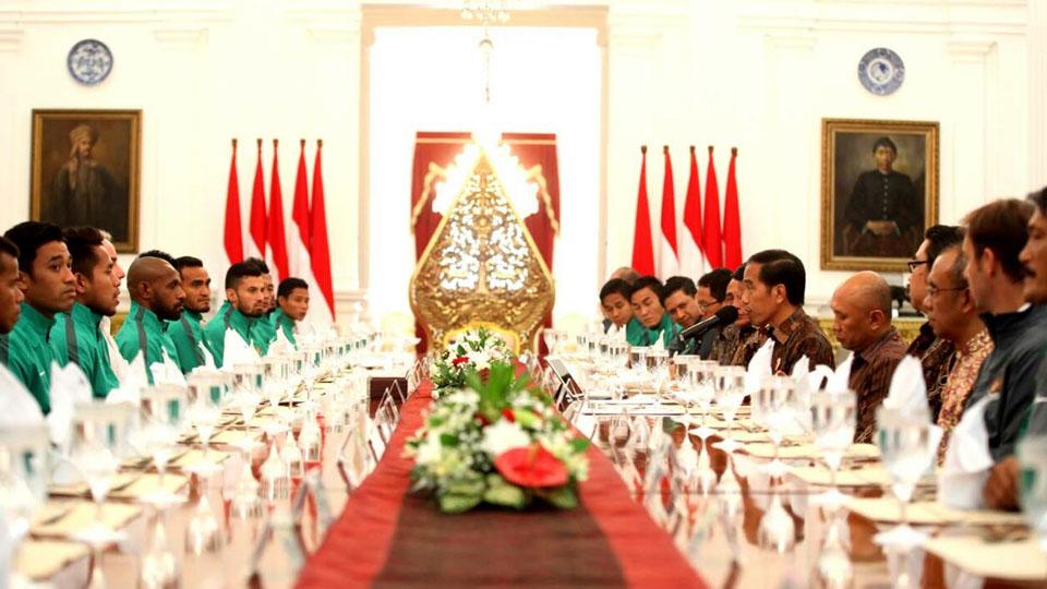 Presiden RI, Joko Widodo, menjamu makan siang para penggawa Timnas sepakbola Indonesia di Istana Negara, Senin (19/12/16).