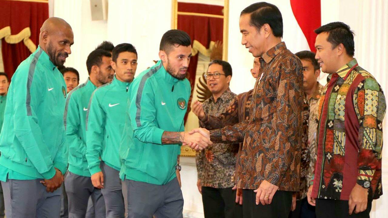 Presiden Jokowi menyalami beberapa pemain Timnas Indonesia di Istana Negara.