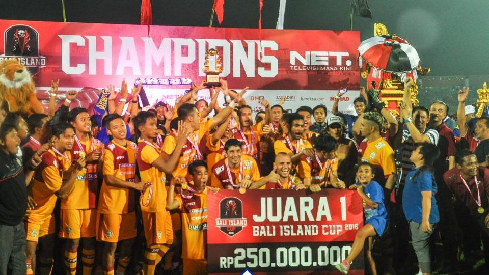 Kaleidoskop Sepakbola Nasional Februari Arema Cronus Juara Bali Island Cup 2016 Copyright: Internet