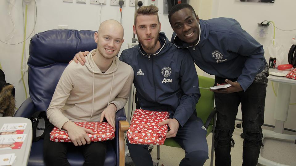 Kiper Manchester United, David De Gea bersama rekannya, Eric Bailly memberikan hadiah kepada pasien di Rumah Sakit Hospice of St Francis.