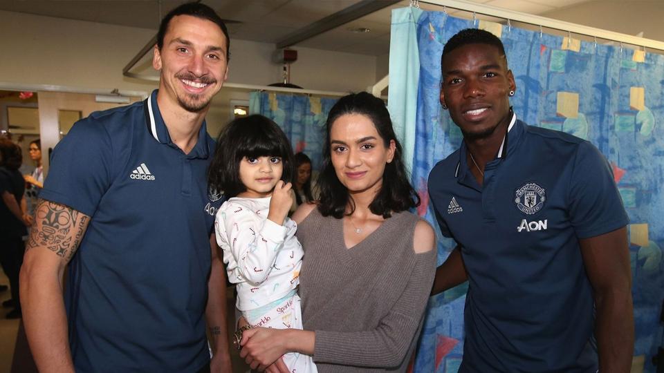 Zlatan Ibrahimovic dan Paul Pogba berfoto bersama seorang anak perempuan yang menjadi pasien Rumah Sakit Hospice of St Francis.