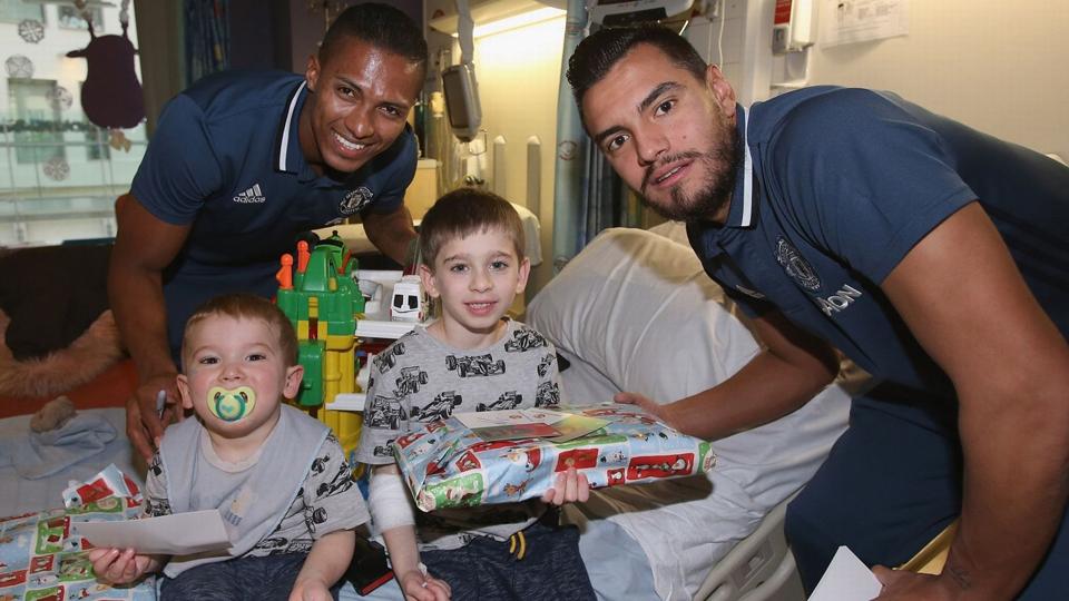 Antonio Valencia dan Sergio Romero memberikan kado Natal untuk dua orang anak yang menjadi pasien Rumah Sakit Hospice of St Francis.