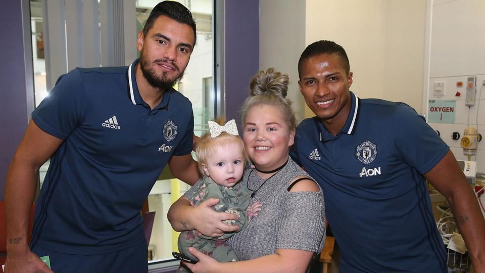 Antonio Valencia dan Sergio Romero berfoto bersama ibu serta anaknya yang menjadi pasien Rumah Sakit Hospice of St Francis.