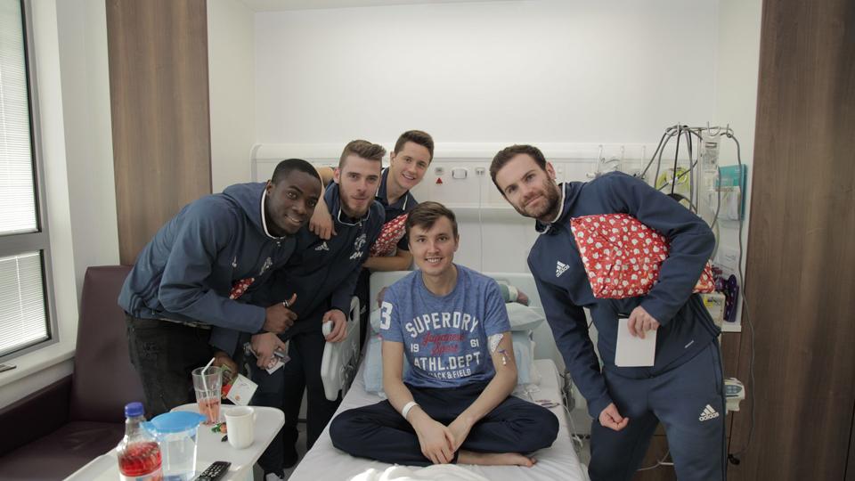 Eric Bailly, David de Gea, Ander Herrera, dan Juan Mata (dari kiri ke kanan) memberikan sebuah kado Natal untuk pasien Rumah Sakit Hospice of St Francis.
