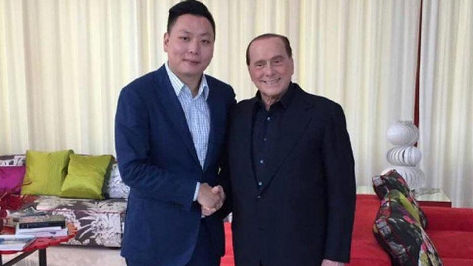 Silvio Berlusconi (kanan) saat lakukan kesepakatan dengan Sino-Europe Sports Investment Management Changxing (SES). Copyright: INTERNET/fcinter1908