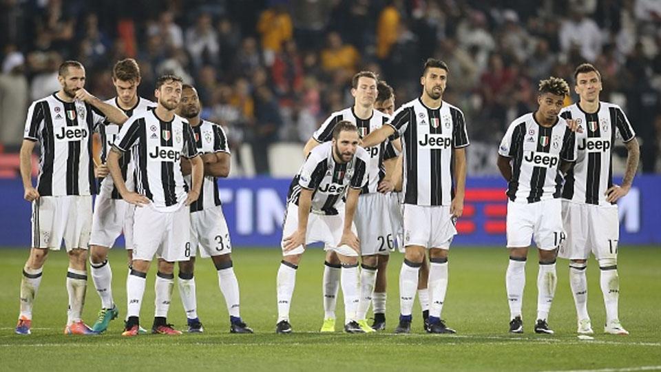 Pemain Juventus terlihat lesu menyaksikan tendangan penalti pemain AC Milan.