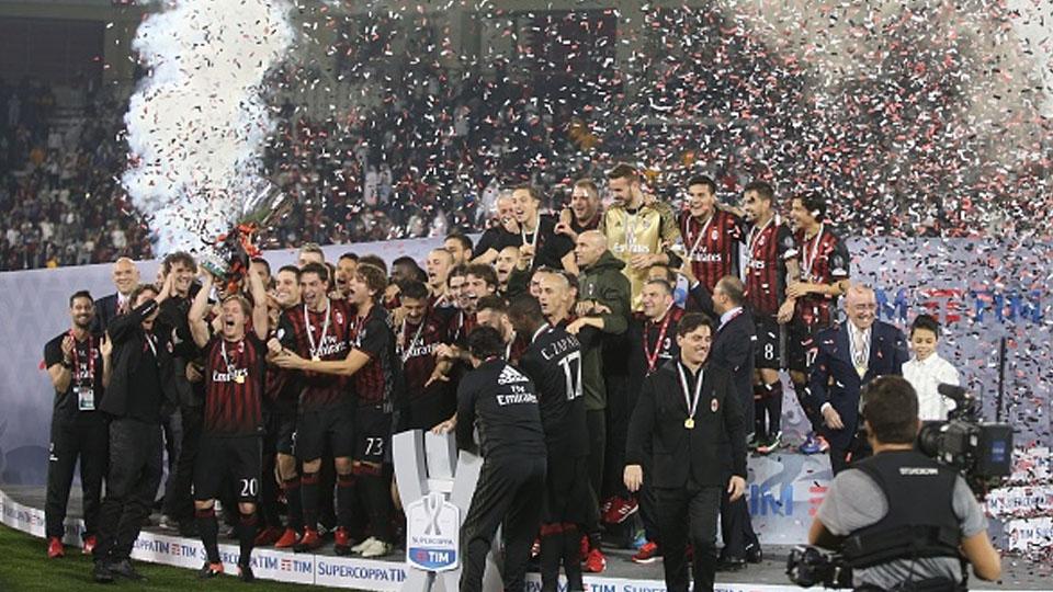 Aksi%20selebrasi%20AC%20Milan%20juara%20Supercoppa%20Italia%202016%20usai%20menang%20atas%20Juventus%201-1%20%284-5%20adu%20penalti%29.