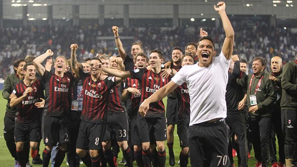 Carlos Bacca (kaos putih) dan pemain AC Milan melakukan selebrasi setelah memenangkan tendangan penalti 5-4 atas Juventus.