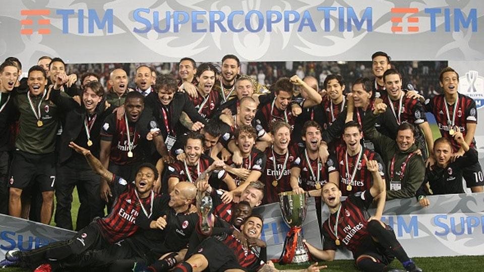 Tim AC Milan foto bersama sebagai juara Piala Super Italia 2016.