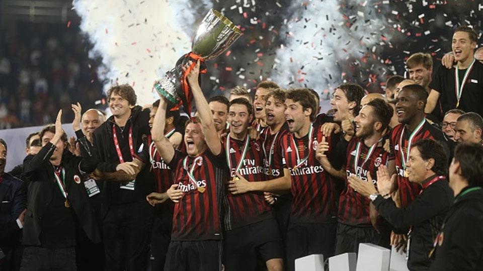 Pemain AC Milan melakukan selebrasi bersama dengan mengangkat trofi Piala Super Italia 2016.