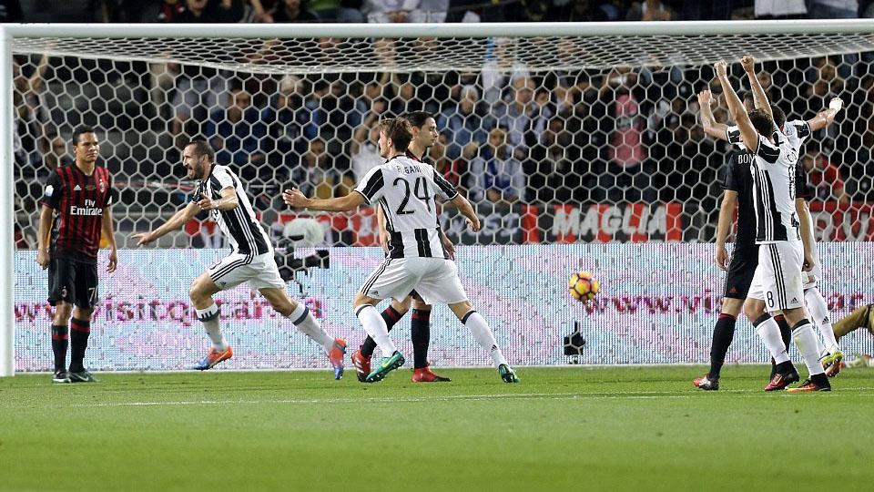 Giorgio Chiellini berhasil membobol gawang AC Milan pada menit ke-18.