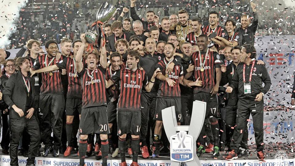 Pemain AC Milan merayakan keberhasilannya sebagai juara Piala Super Italia 2016 usai mengalahkan Juventus di final lewat drama adu penalti, Sabtu (24/12/16).