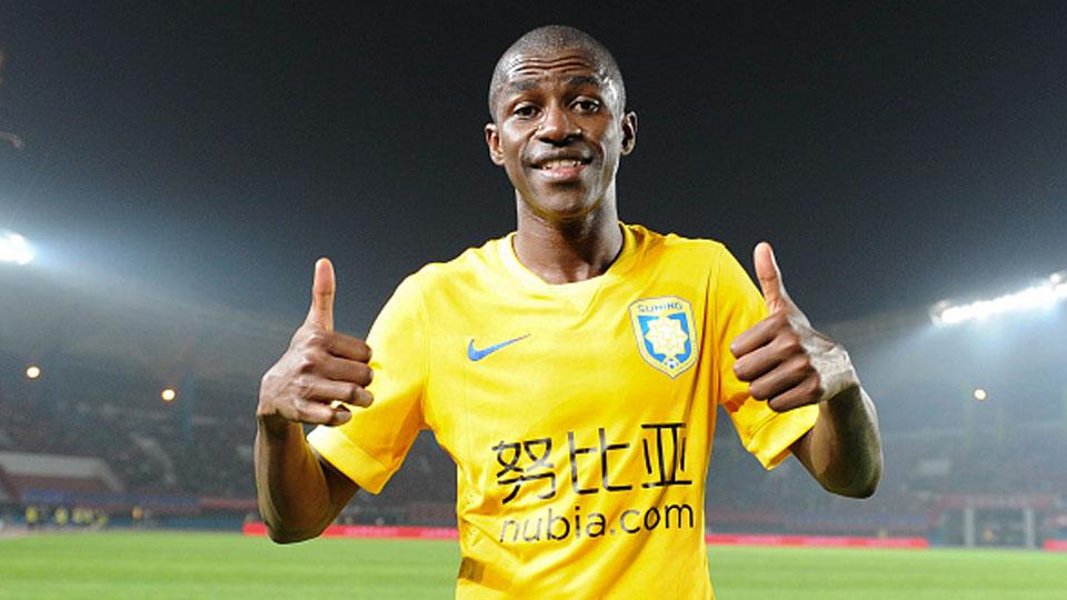 Ramires pose dengan kostum klub barunya, Jiangsu Suning. Copyright: VCG/VCG via Getty Images