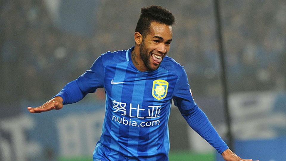 Selebrasi Alex Teixeira bersama klub barunya, Jiangsu Suning Copyright: STR/AFP/Getty Images