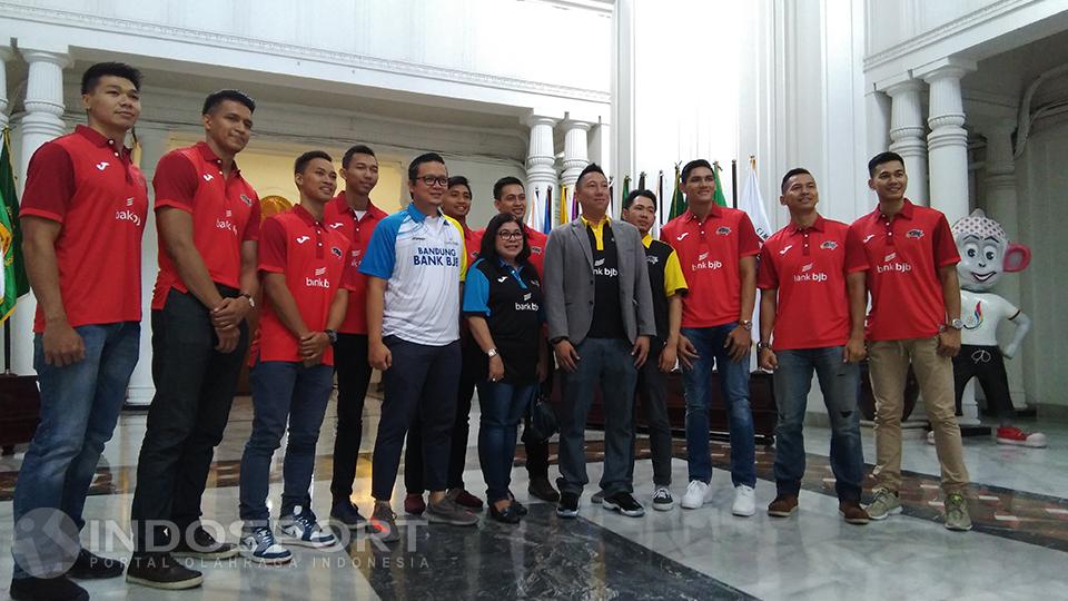 Skuat Bank BJB Garuda Bandung saat diresmikan oleh Gubernur Jabar, Ahmad Heryawan, Sabtu (24/12/16).