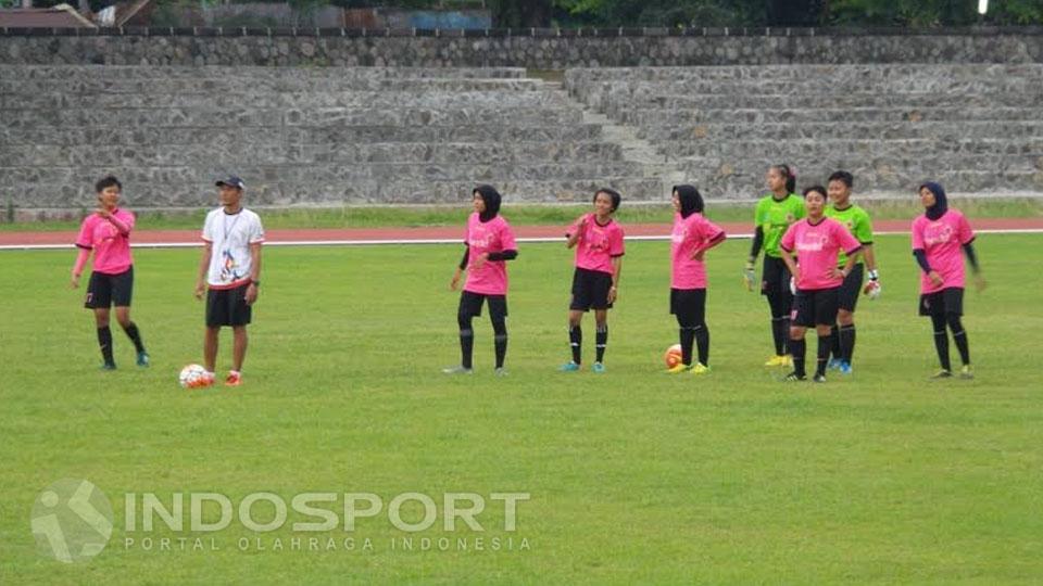 Para pemain sepakbola tim Putri Surakarta saat menerima instruksi arahan dari sang pelatih,  saat latihan di Stadion Sriwedari Solo, Senin  (26/12/16) sore. Copyright: Beny Rahardjo/INDOSPORT