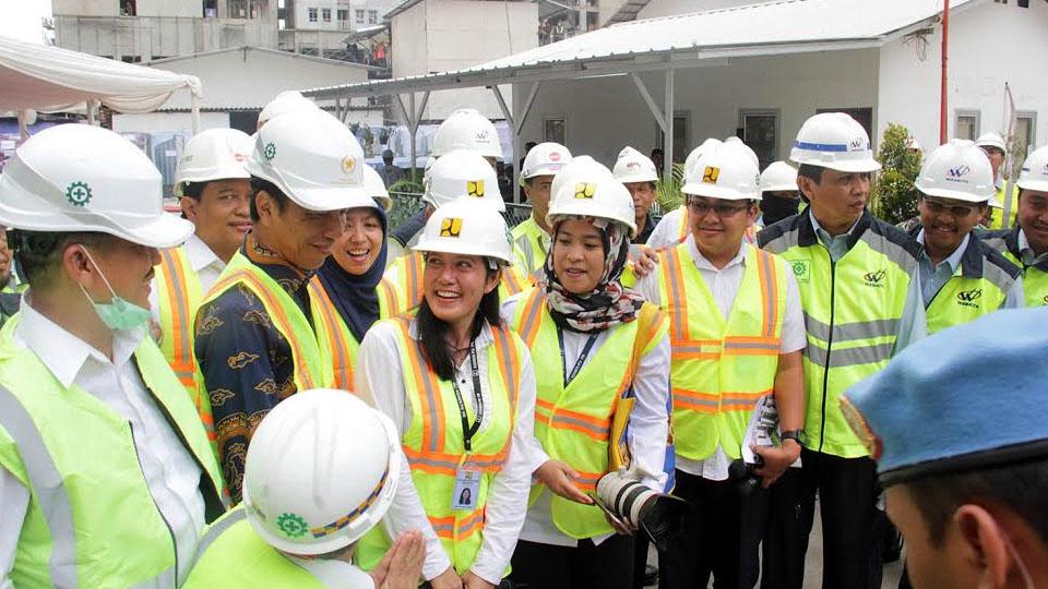 Presiden Republik Indonesia (RI), Joko Widodo meninjau proyek pembangunan Wisma Atlet Kemayoran. Copyright: Info Kemenpora