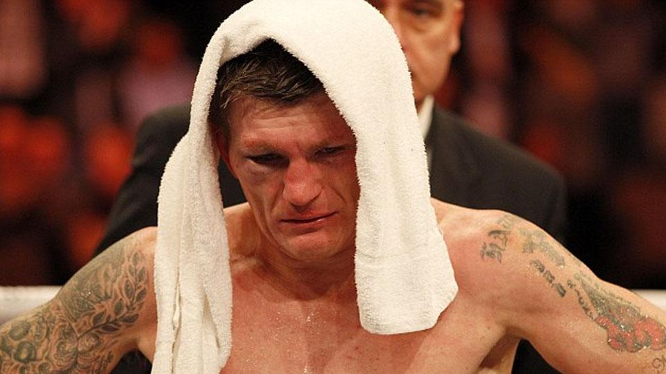 Ricky Hatton, mantan petinju Inggris, melontarkan pernyataan menarik dengan menyebut dirinya bisa saja mengalahkan Floyd Mayweather Jr dan Manny Pacquiao.
