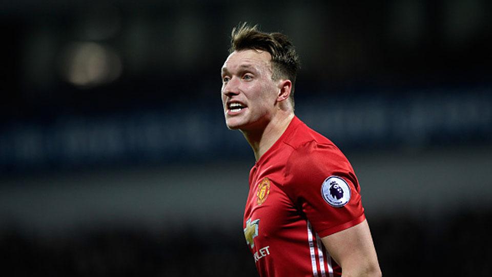 Pemain belakang Manchester United, Phil Jones berteriak kepada rekan setimnya. Copyright: Stu Forster/Getty Images