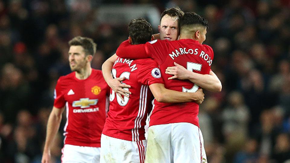 Phil Jones merayakan kemenangan Manchester United bersama Marcos Rojo. Copyright: Getty Images