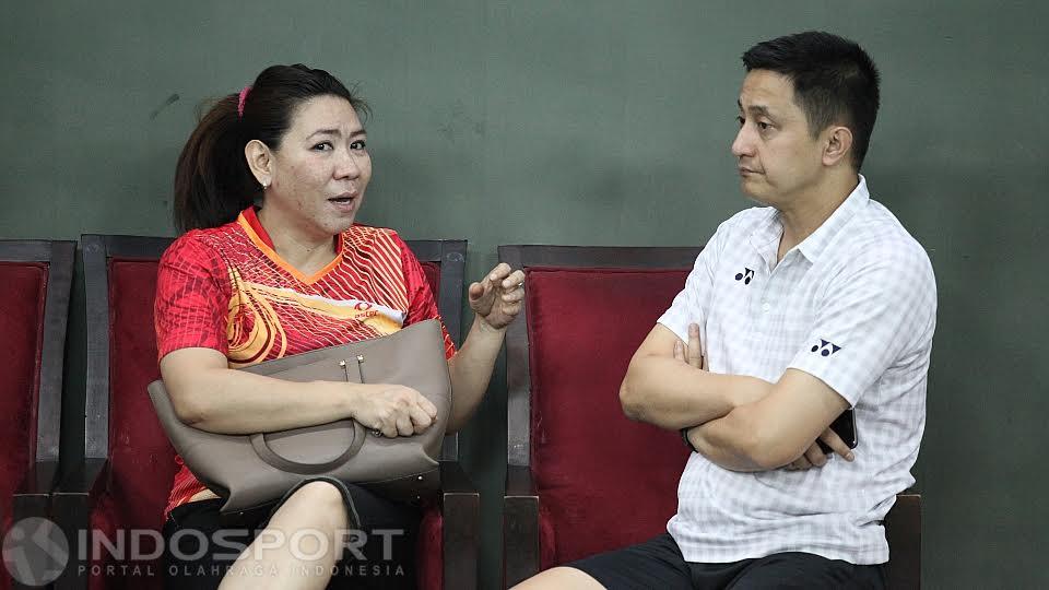 Kepala Bidang Pembinaan Prestasi PBSI Susi susanti  bercengkrama dengan Ricky Subagja yang kini menjabat Kepala Bidang Humas dan Sosial Media PBSI. Copyright: Herry Ibrahim/Indosport