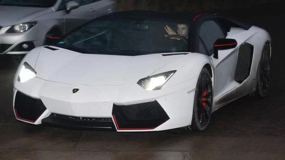 Henrikh Mkhitaryan saat mengendarai mobil. Copyright: thesun