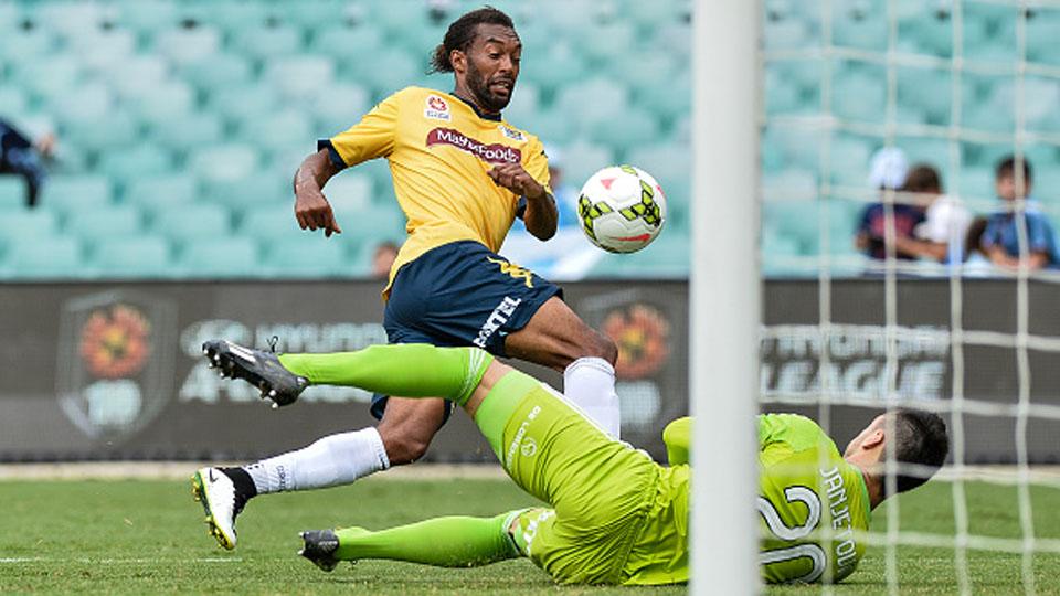 Momen Isaka Cernak berhasil membobol gawang Sydney Vedran. Copyright: Nigel Owen/ActionPlus/Corbis via Getty Images