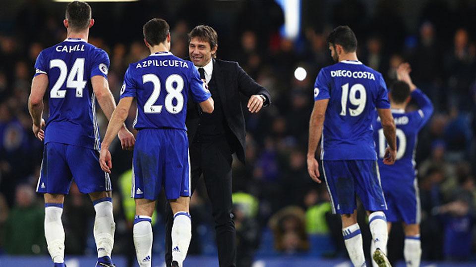 Reaksi Antonio Conte menyalami pemainnya usai mengalahkan Stoke City di Stamford Bridge. Copyright: Ian Walton/Getty Images)