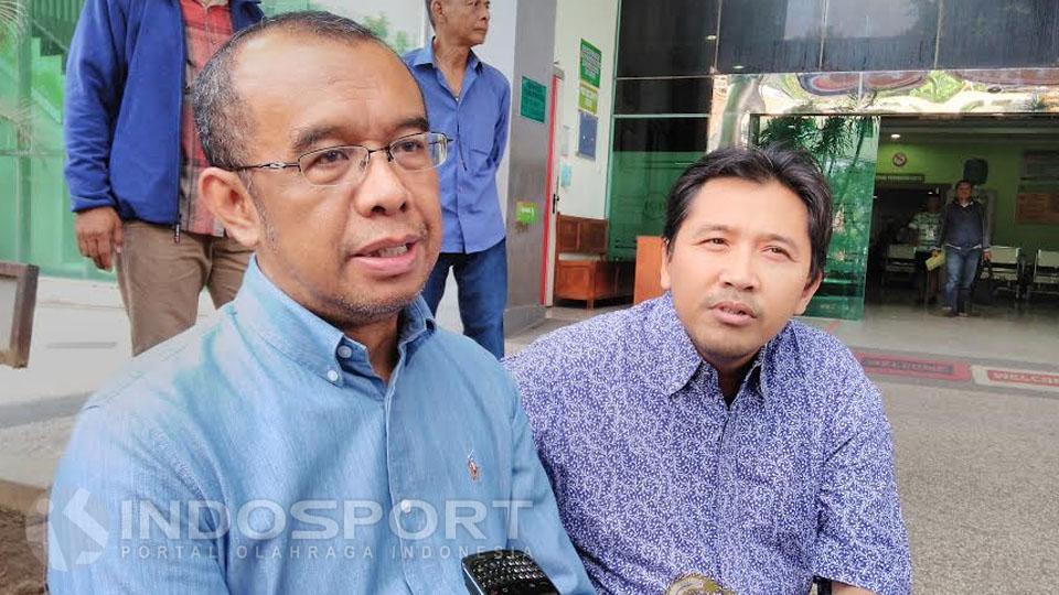 Gatot S Dewa Broto usai mengunjungi Achmad Kurniawan di ruang perawatan Instalasi Gawat Darurat RSU Syaiful Anwar Kota Malang. Copyright: Ian Setiawan/INDOSPORT