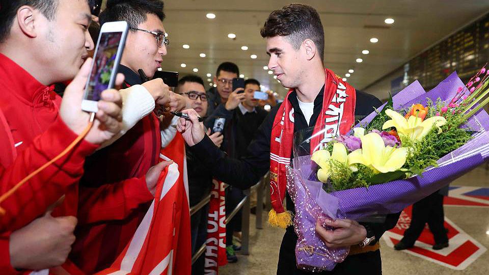 Oscar menjabat tangan para pendukung Shanhai SIPG yang menanti kedatangannya di Bandara Pudong, China.