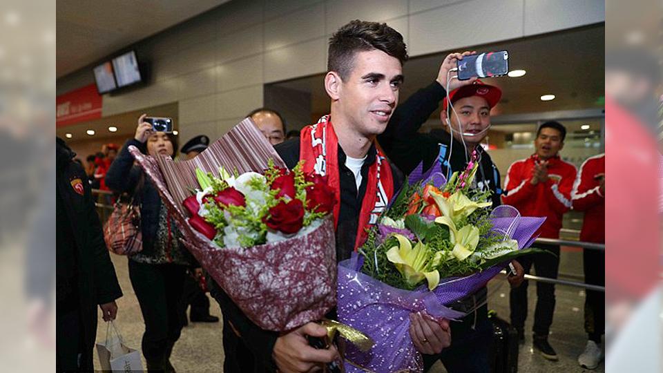 Dua buket bunga langsung didapat oleh Oscar setibanya di Bandara Pudong, China.