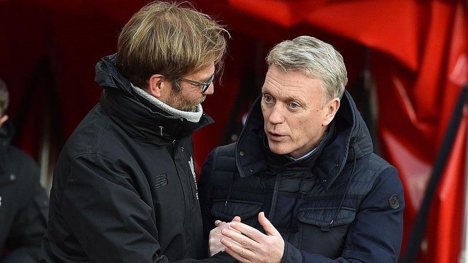 Eks pelatih Manchester United, David Moyes saat memberi tahu sesuatu kepada Jurgen Klopp.