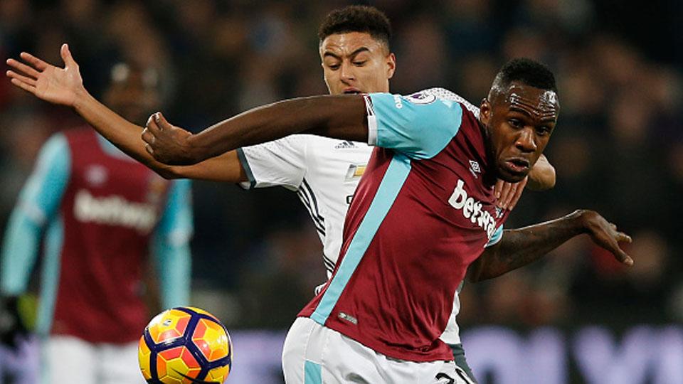 Michail Antonio (kanan) berusaha menghalangi aksi Jesse Lingard untuk medapatkan bola.