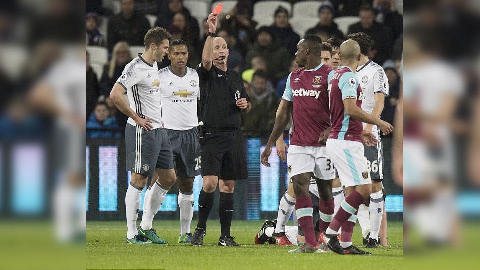 Mike%20Dean%20wasit%20pada%20laga%20West%20Ham%20United%20melawan%20Manchester%20United.