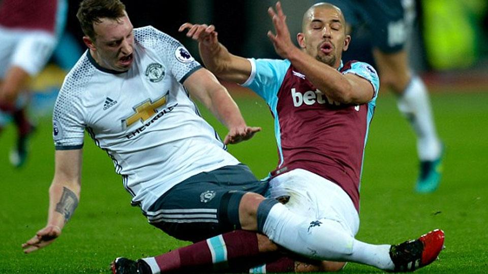 Sofiane Feghouli (kanan) berbenturan dengan Phil Jones. Copyright: James Griffiths/West Ham United via Getty Images