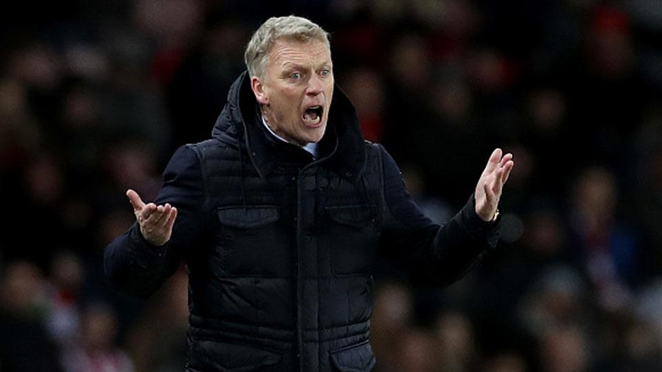 David Moyes memberikan instruksi kepada pemainnya di pinggir lapangan. Copyright: Getty Images