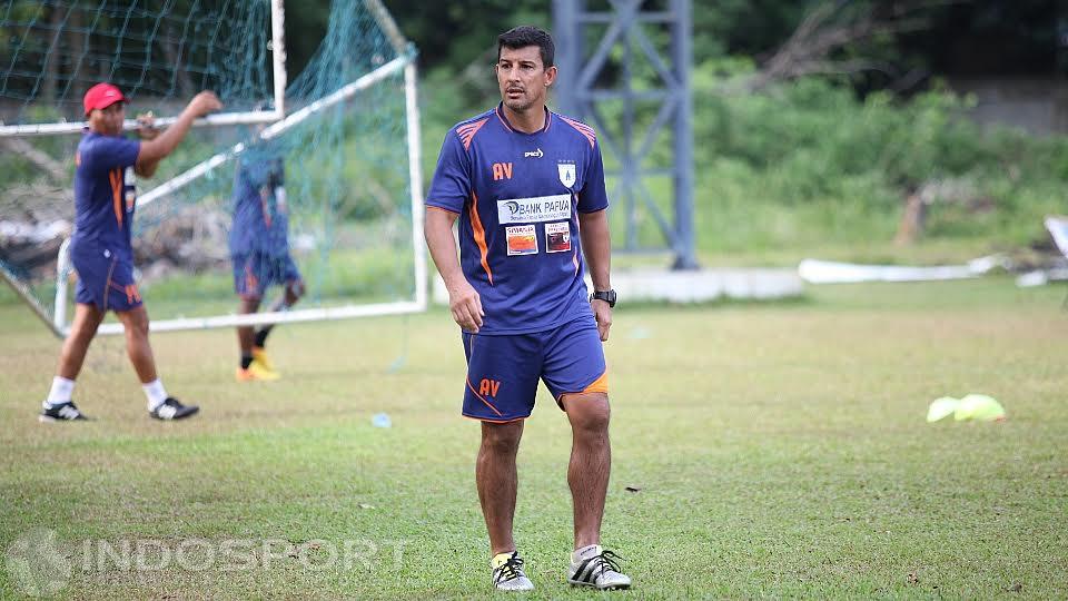 Pelatih Persipura Jayapura Angel Alfredo Vera. Copyright: Herry Ibrahim/Indosport