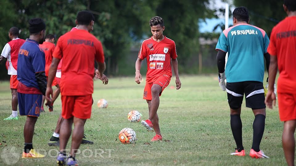 Para pemain Persipura Jayapura melakukan latihan jelang laga ujicoba melawan Persib Bandung tgl 8 Januari mendatang. Copyright: Herry Ibrahim/Indosport