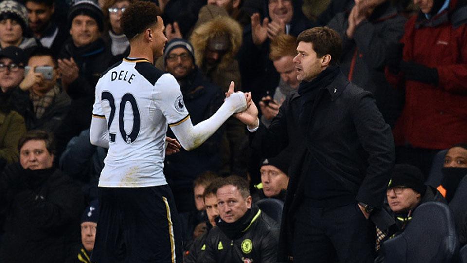 Dele Alli bersalaman dengan Mauricio Pochettino setelah melawan Chelsea. Copyright: Getty Images