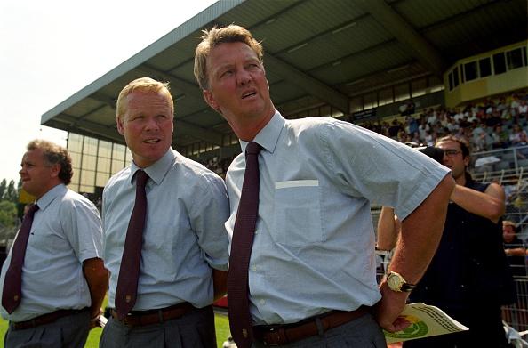 Ronald Koeman  (tengah) saat menjadi asisten pelatih bagi Louis van Gaal di Barcelona pada musim 1999/00. Copyright: VI-Images-Getty Images