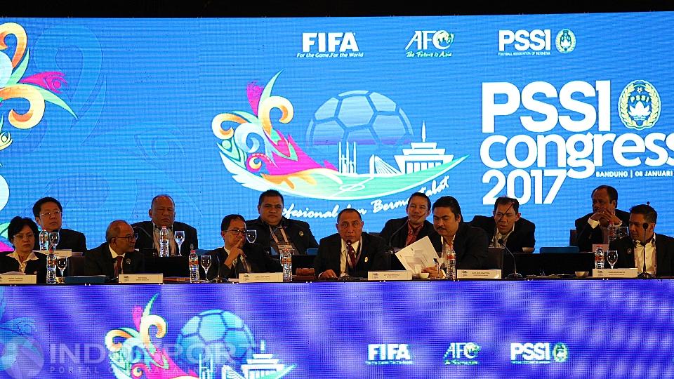 Kongres%20Tahunan%20PSSI%20di%20Bandung%20menghasilkan%20sejumlah%20rancangan%20soal%20regulasi%20baru%20di%20ISL%20musim%20depan.