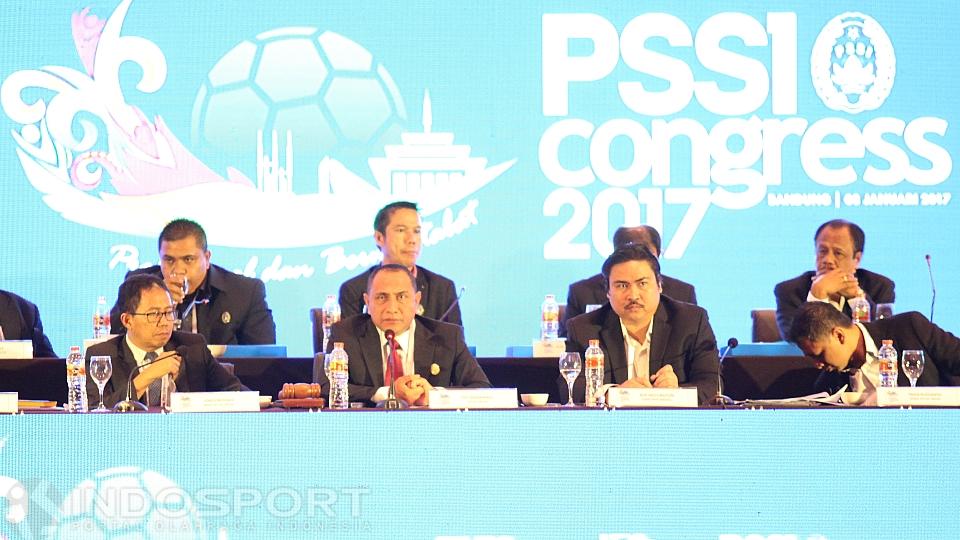 Jajaran petinggi PSSI akhirnya memulihkan status 7 klub termasuk Arema Indonesia dalam Kongres Tahunan di Bandung. - INDOSPORT